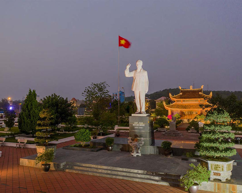 tượng đài bác Hồ ở Cô Tô